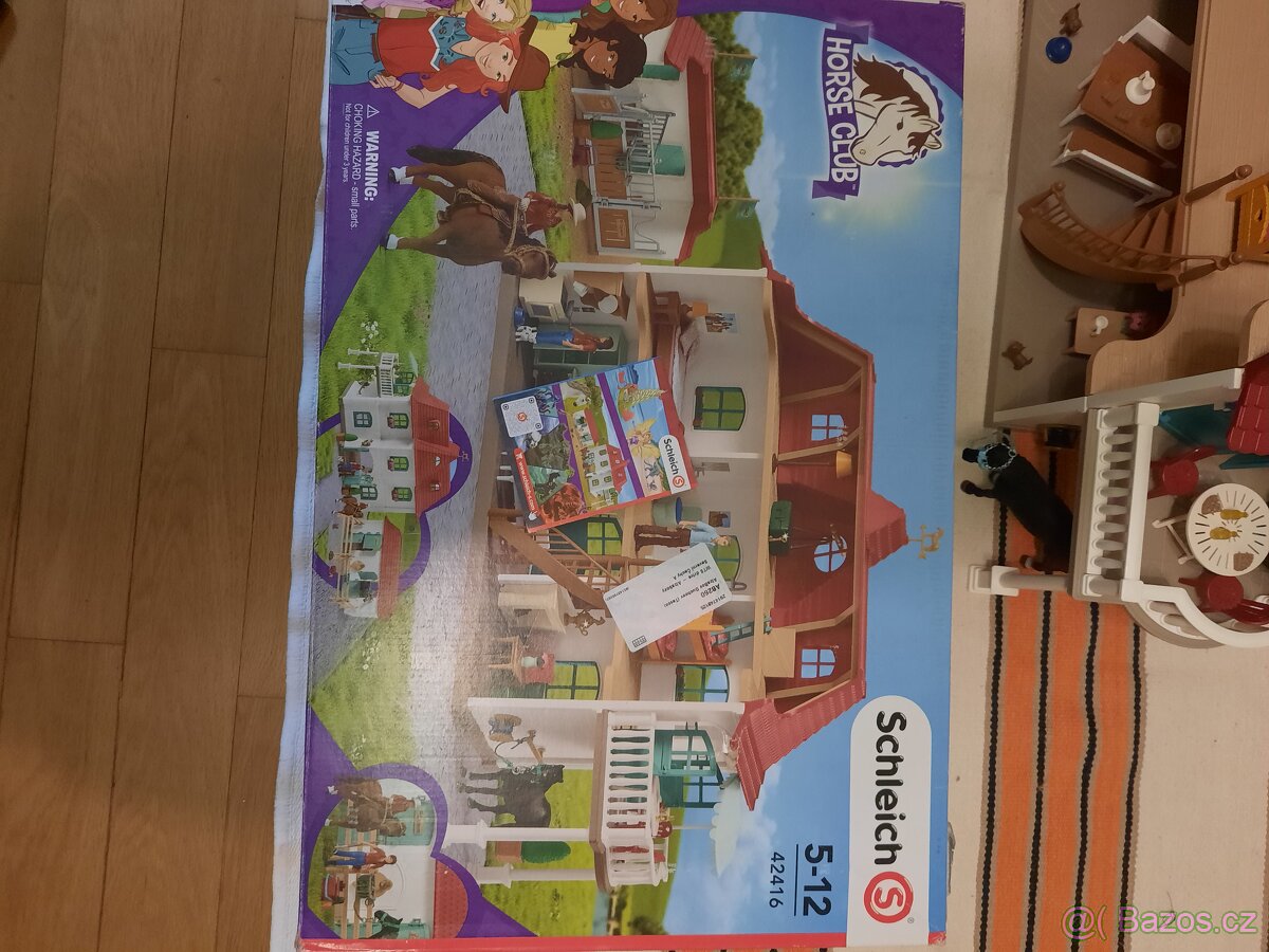 Schleich Velký dům se stájí a příslušenstvím