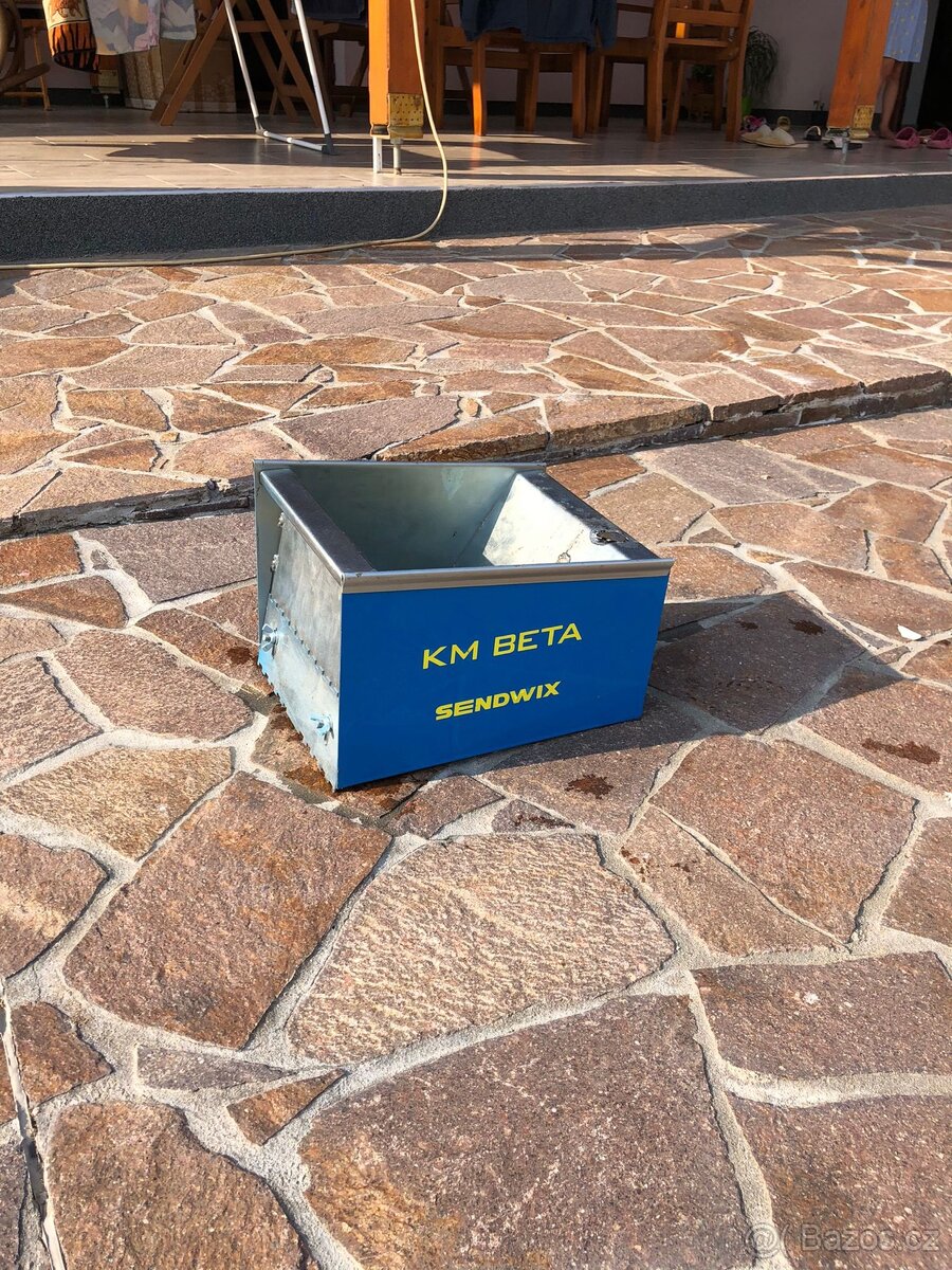 KM BETA  Davakovac lepidla na zed