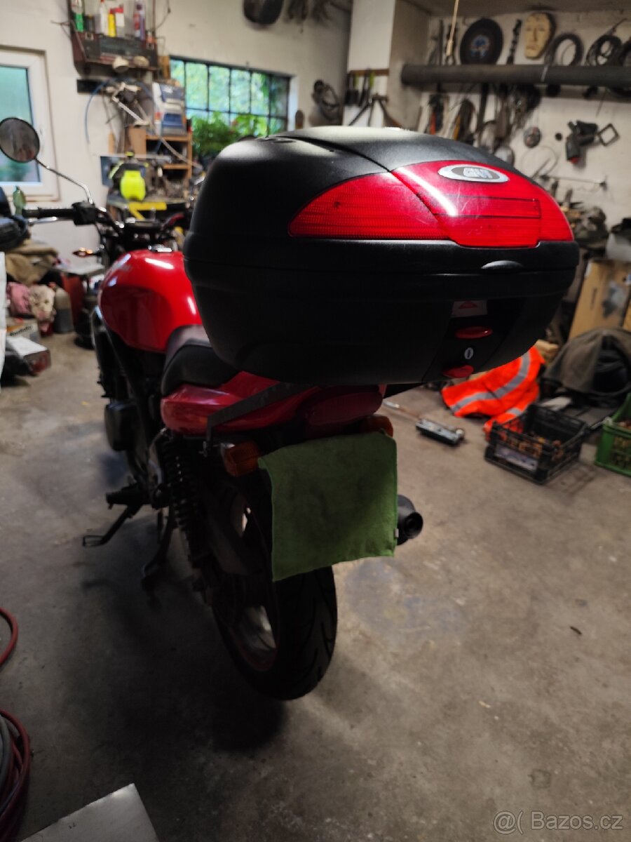 Kufr na Motorku GIVI + nosič na Kawasaki ER-5