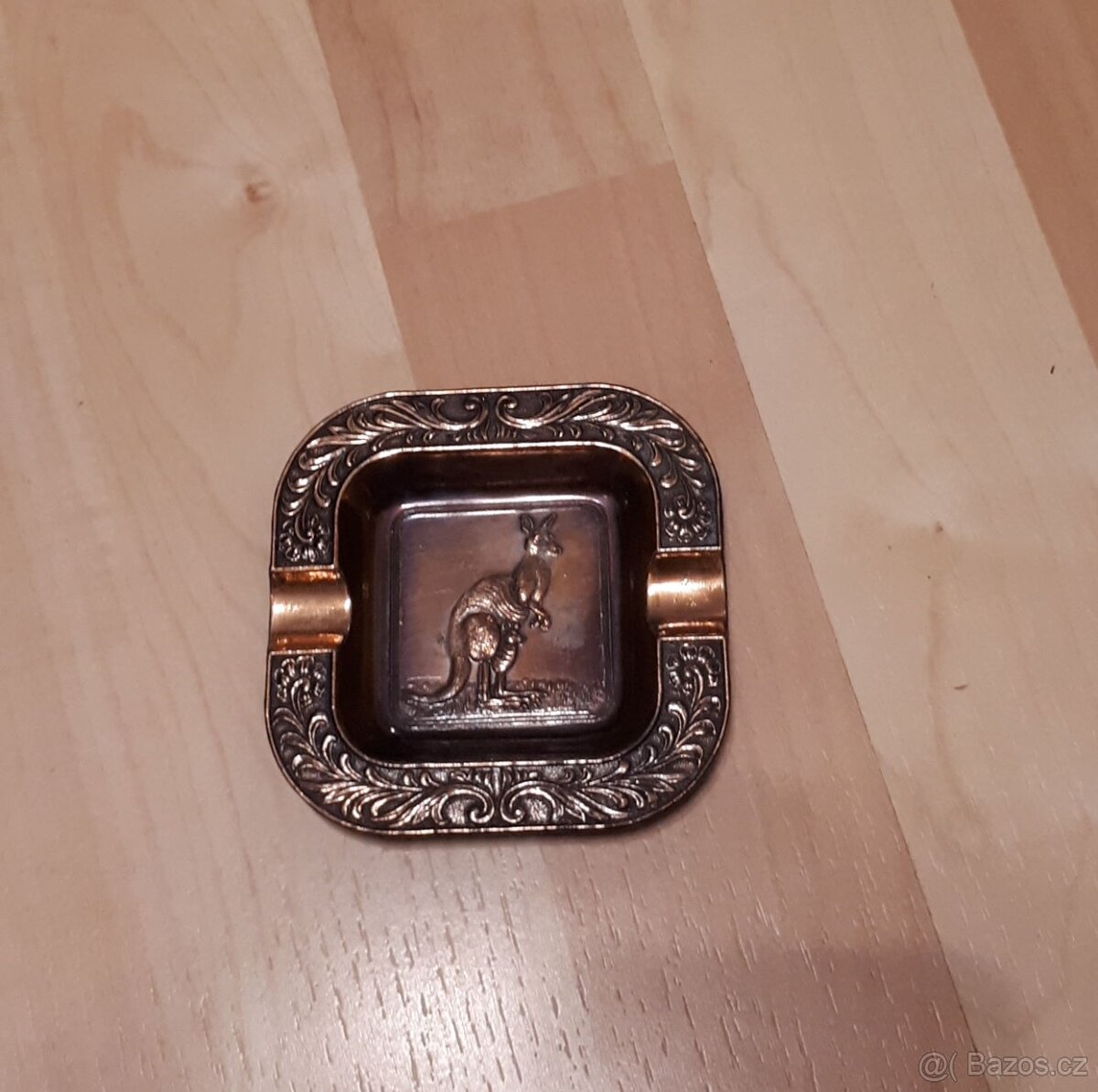 Měděný popelník s klokanem