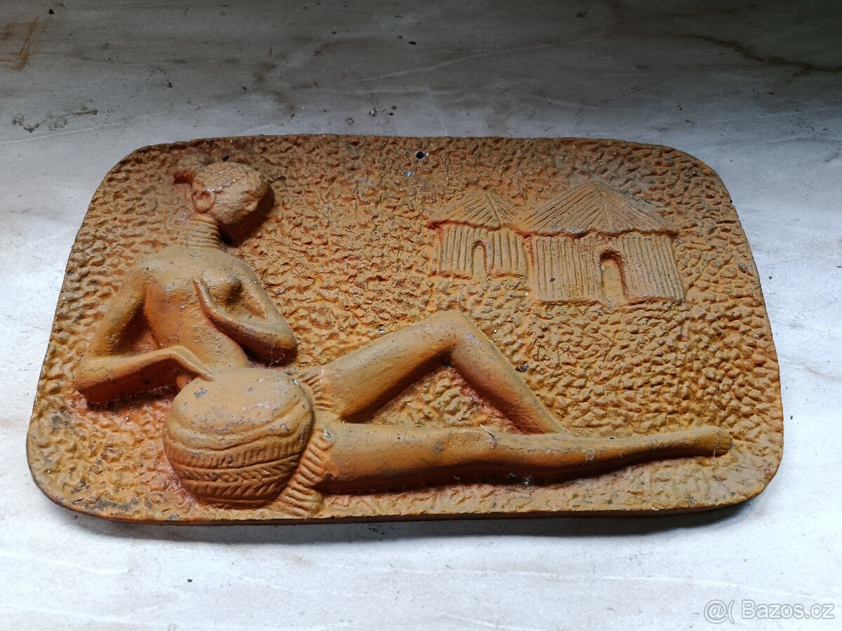 Retro kovová dekorační deska s reliéfem (etno styl)