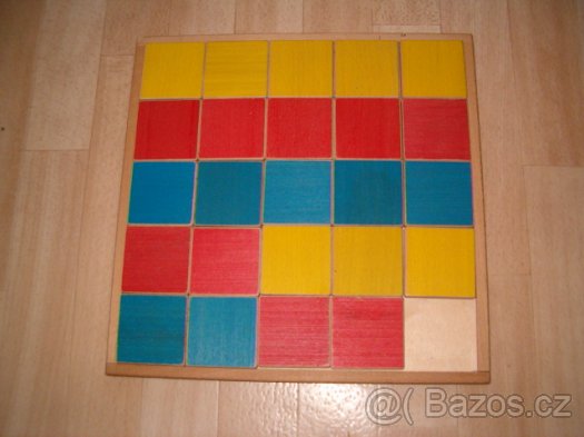 Starší stolní hry i novější, magnetická tabulka, stavebnice