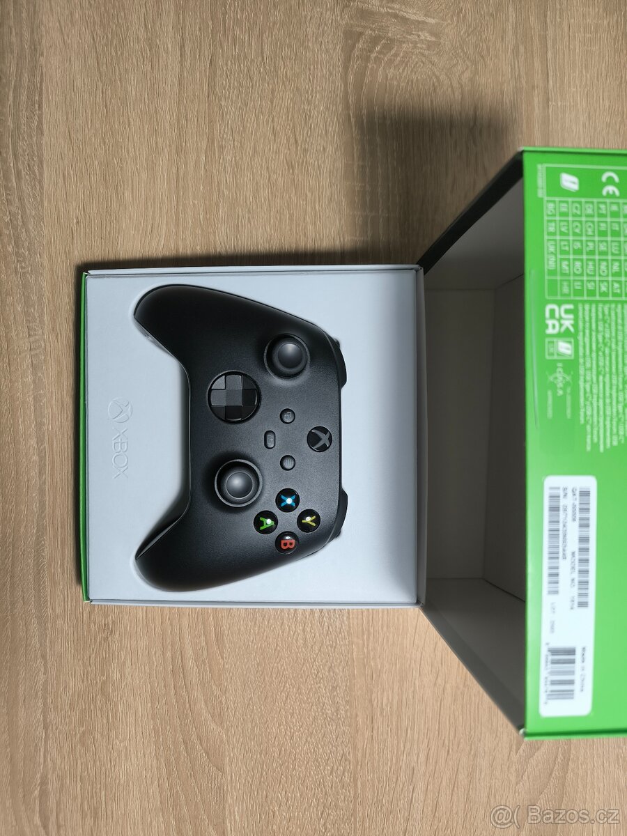 Xbox Wireless Controller + Play & Charge Kit