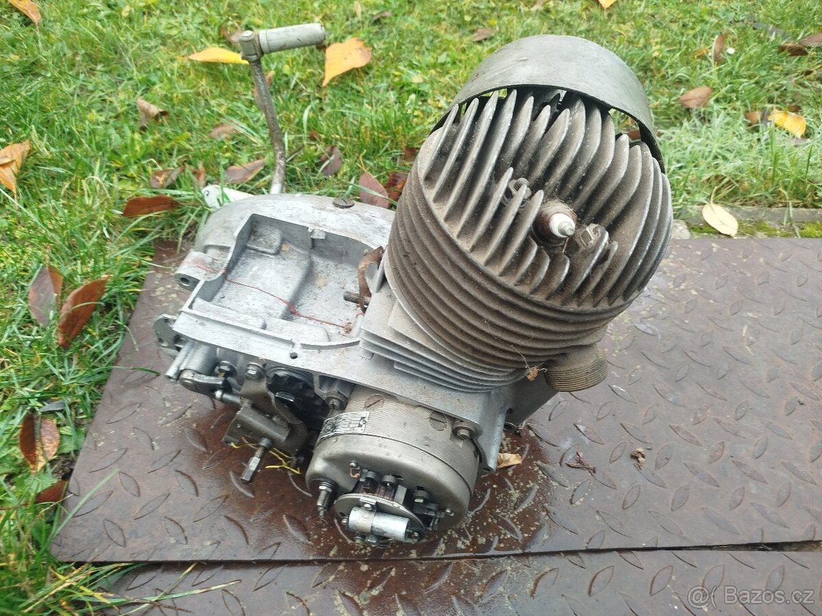 Motor skútr ČZ prase 175 dvouvýfuk ventilátor startér