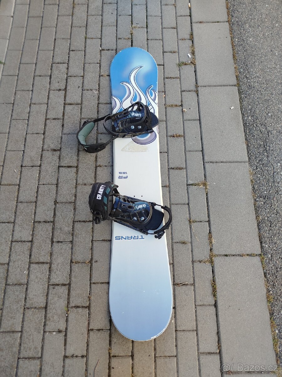 Snowboard s vázáním