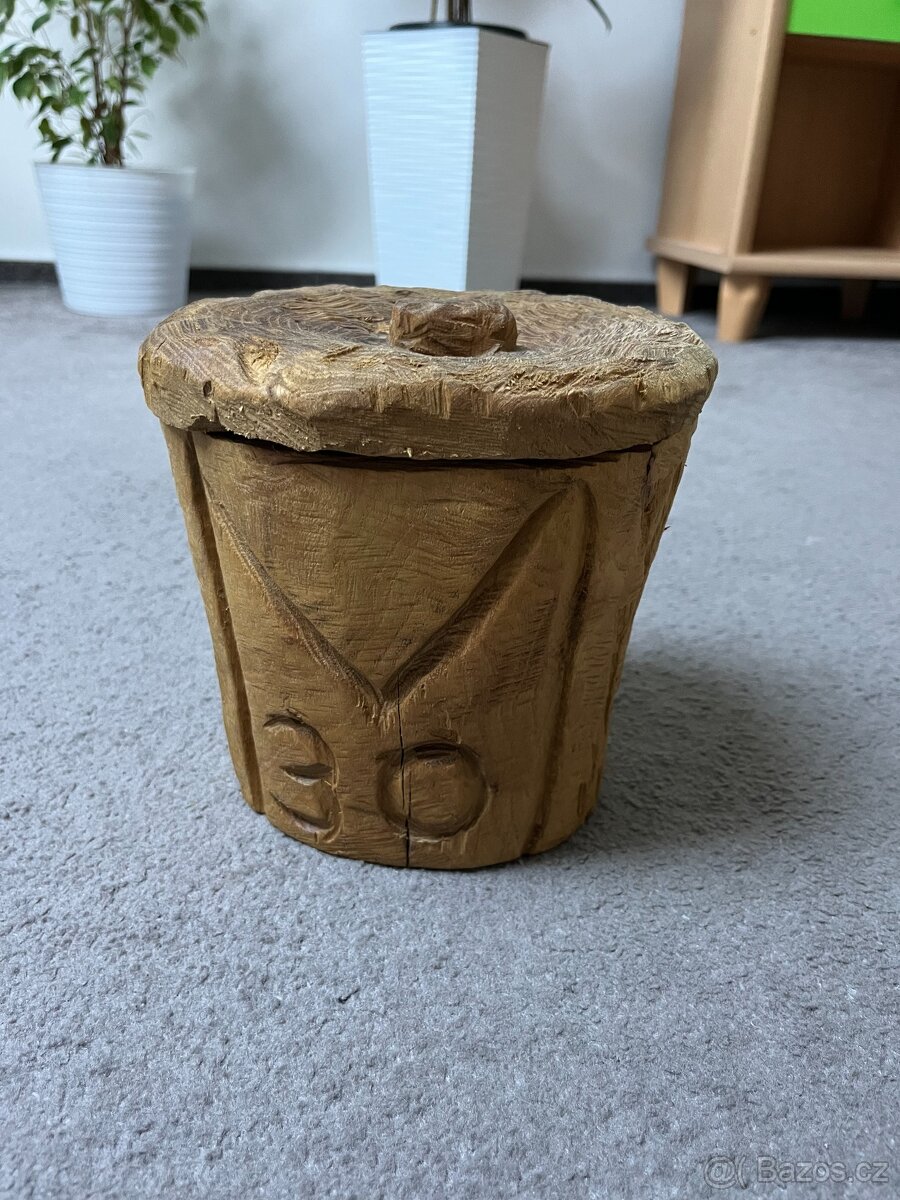 Dřevěná krabička s poklopem