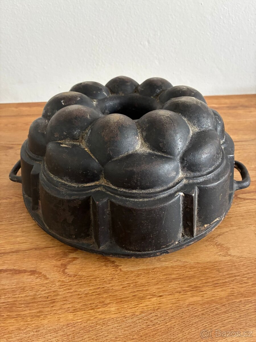 Starožitná litinová forma na bábovku