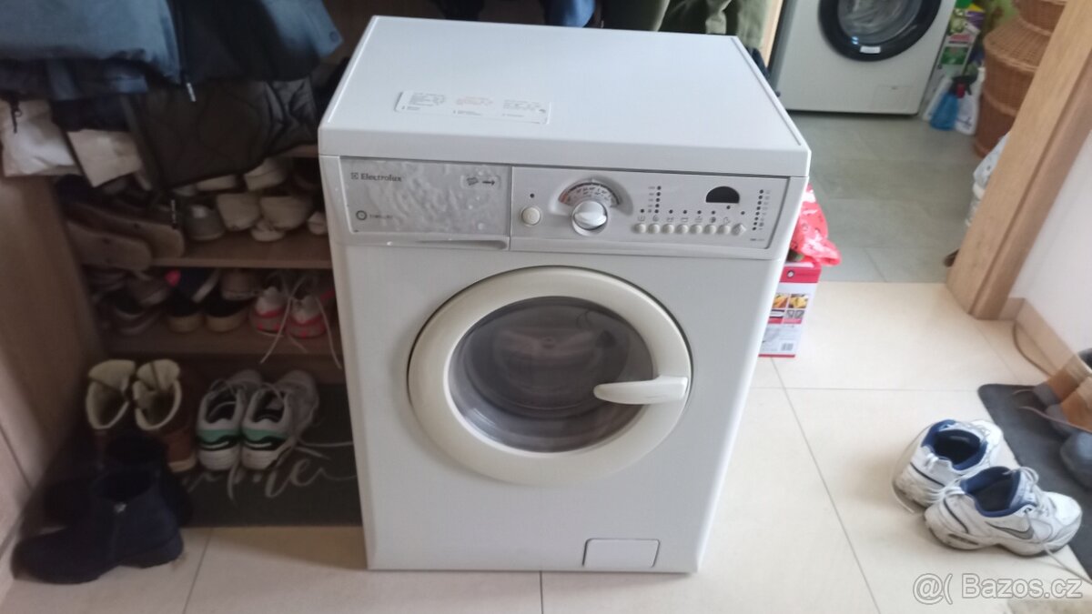 Automatická pračka s předním plněním.