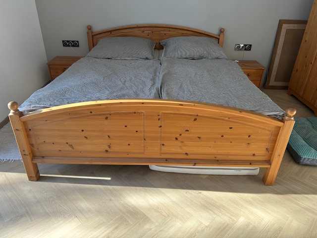 Manželská postel a prádelník z masivu