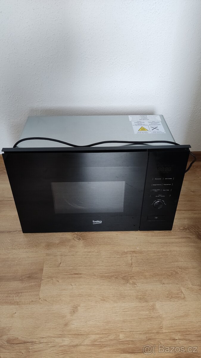 Vestavná mikrovlnná trouba