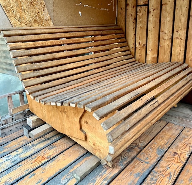 Dřevěná lavice