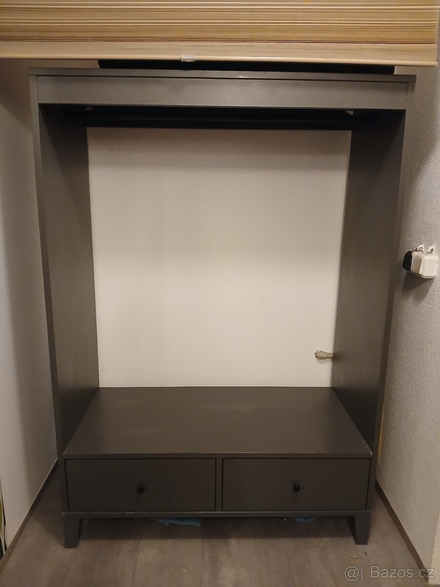 Předsíňová skříň