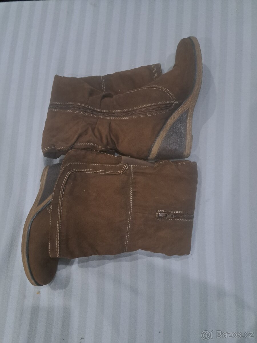 Dámské semišové vysoké kozačky k tomu dárek nové tenisky