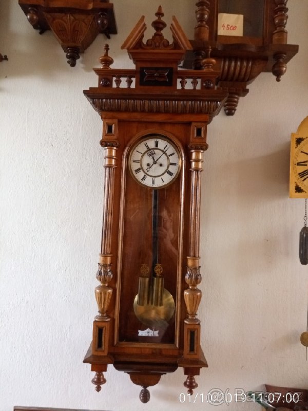 Starožitné závažové hodiny po náročné renovaci.