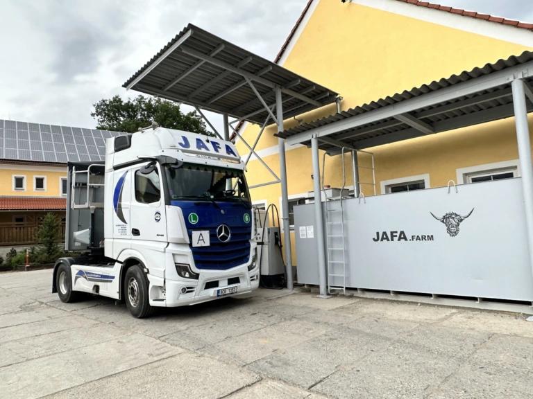 Hledáme parťáka za volant (Víkendy doma, byt i parkování u