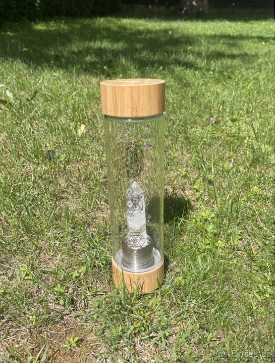 Láhev s čirým křišťálem