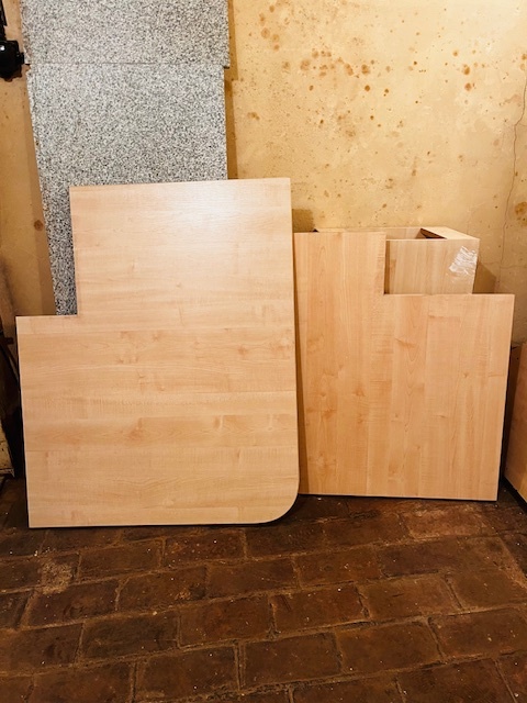 Desky z  pracovních stolů