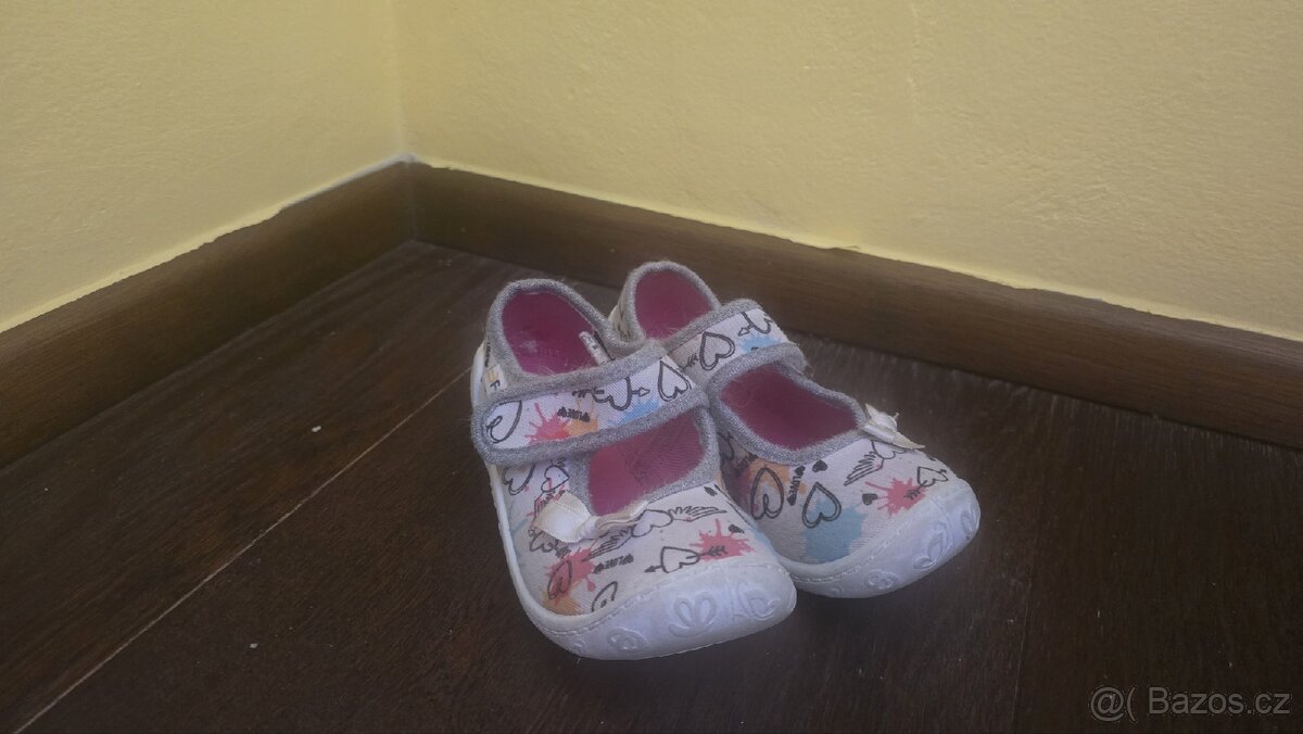 3F DÍVČÍ BÍLÉ BAČKORY LOVE SRDÍČKA 3A3-17

Vel. 28