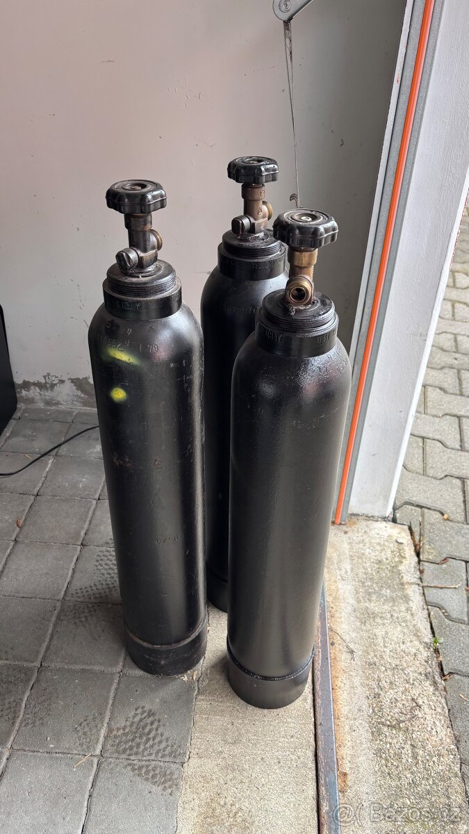 Láhev CO2 oxid uhličitý kysličník uhličitý