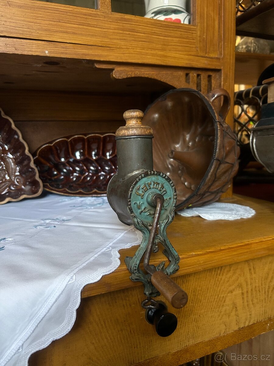 Starý litinový mlýnek Carmen (cca 1910–1930)