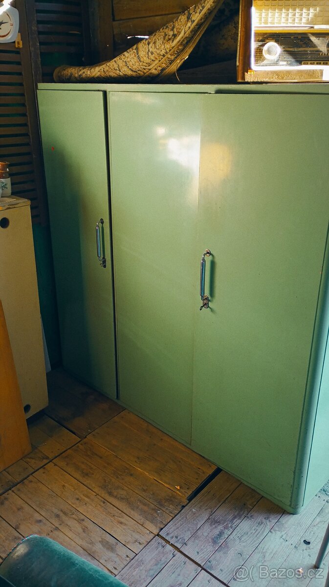 Šatní skříň v retro -industriálním stylu