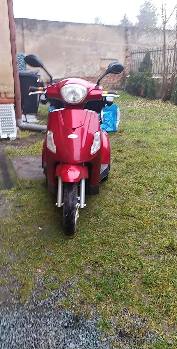 Invalidní elektrický vozík