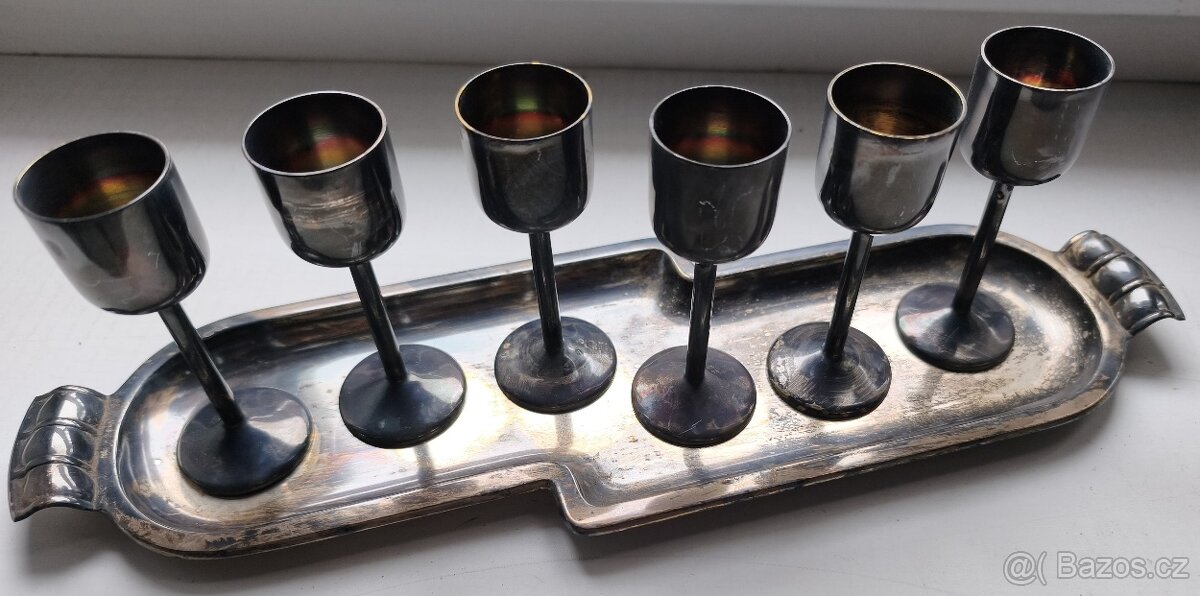 Starožitný tác s panáky