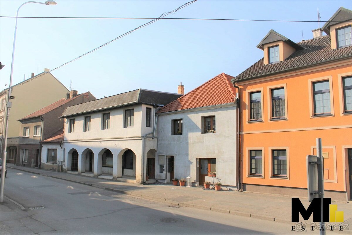 Prodej většího RD  s provozovnou ve městě Libochovice.