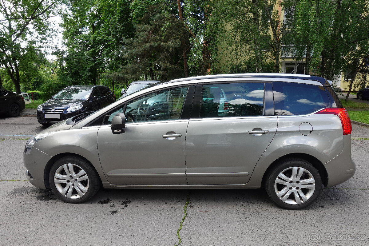 Na prodej: Peugeot 5008 – 2012 – auto pro rodinu