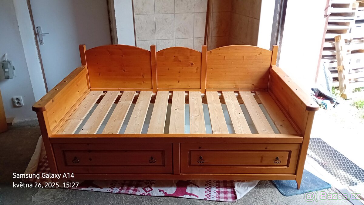 Masivní krásná  dětská postel