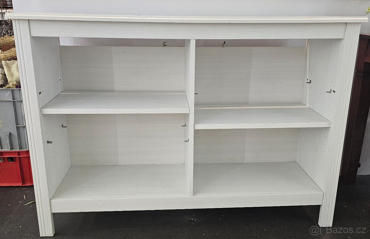 Bila skříň ikea