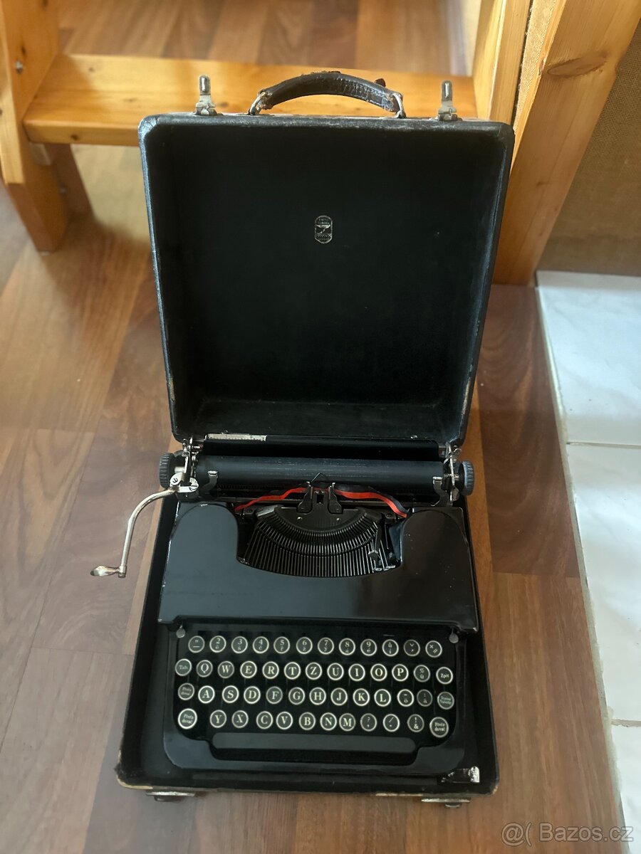 Historický přenosný psací stroj Corona, cca 1920–30. léta –