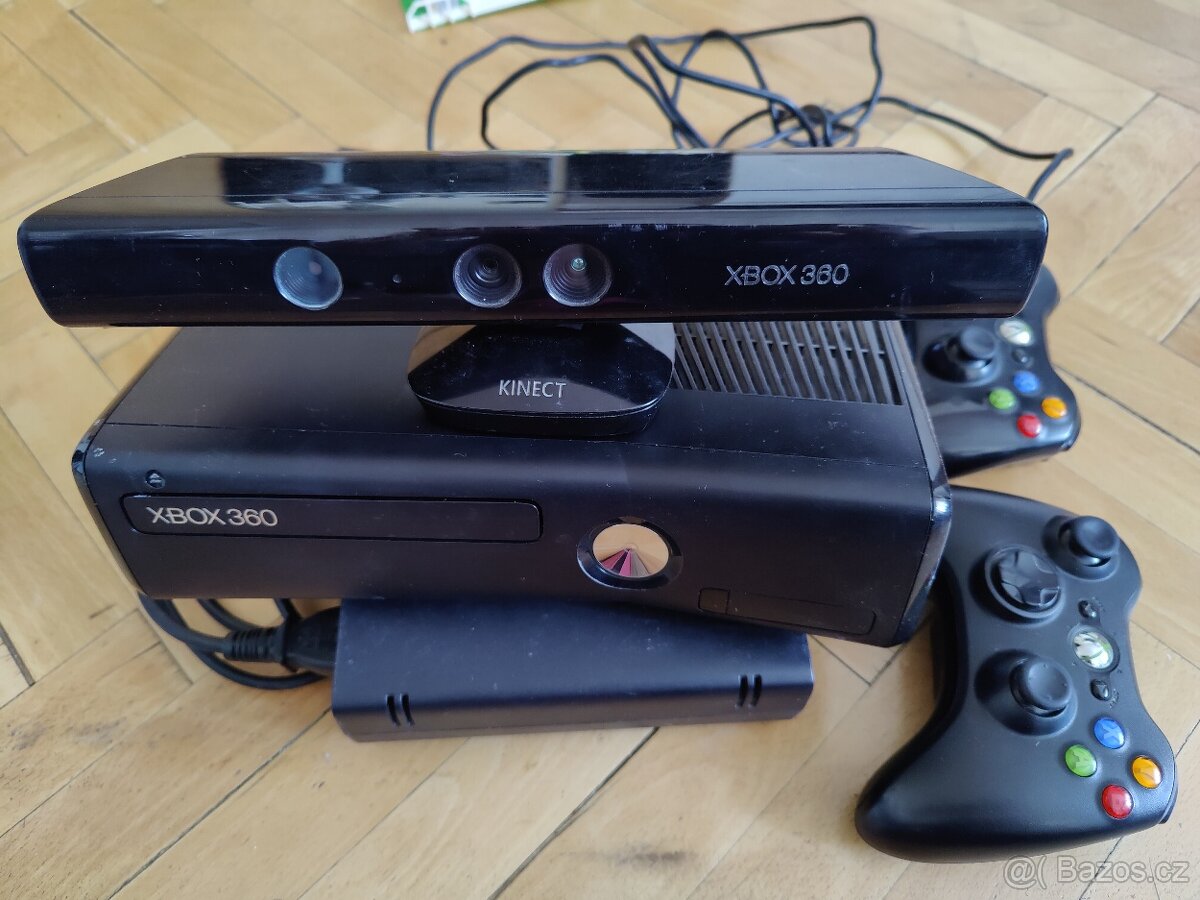 XBOX 360 + 2 ovladače + KINECT + hry