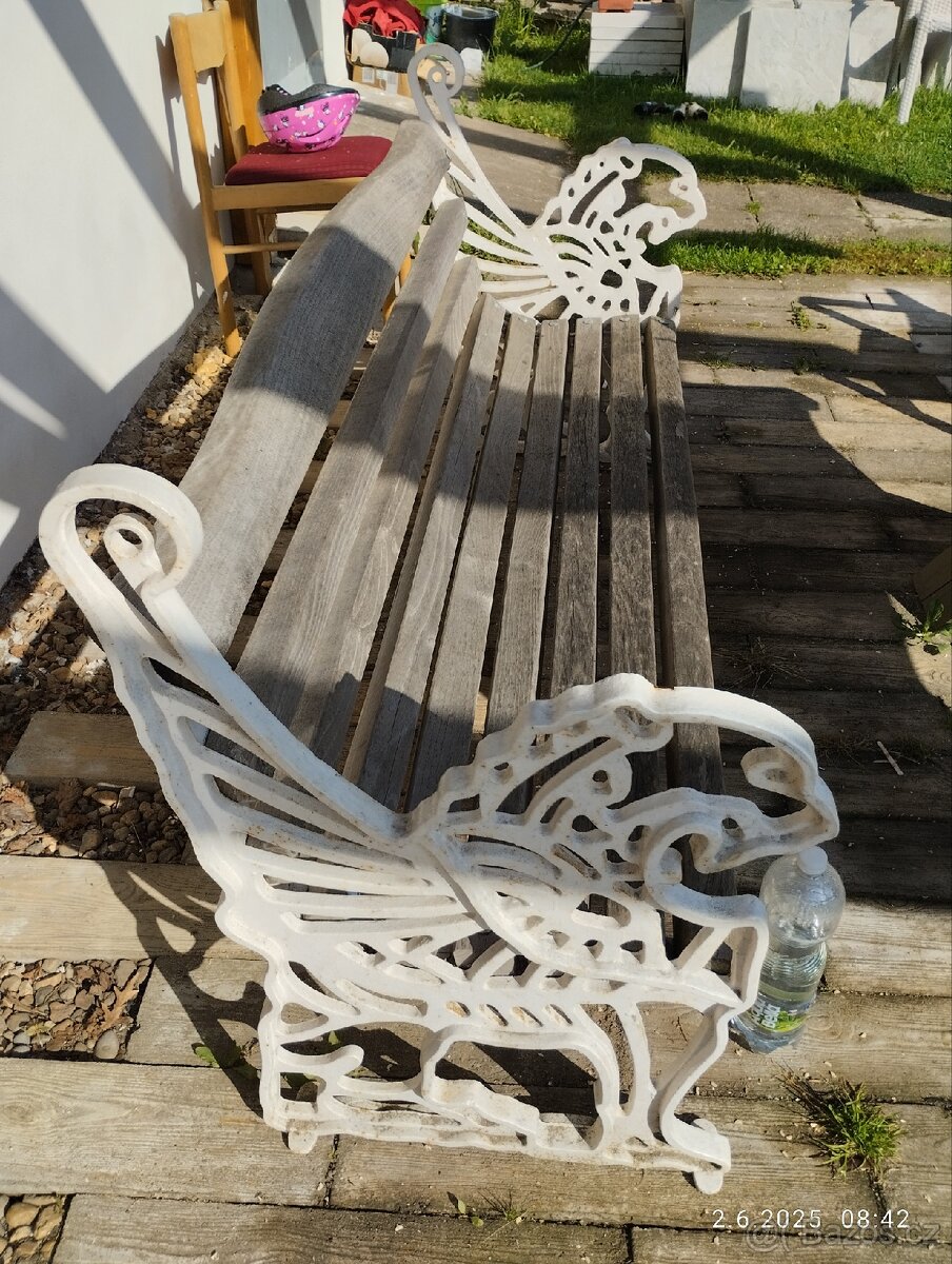 Litinová lavička akát