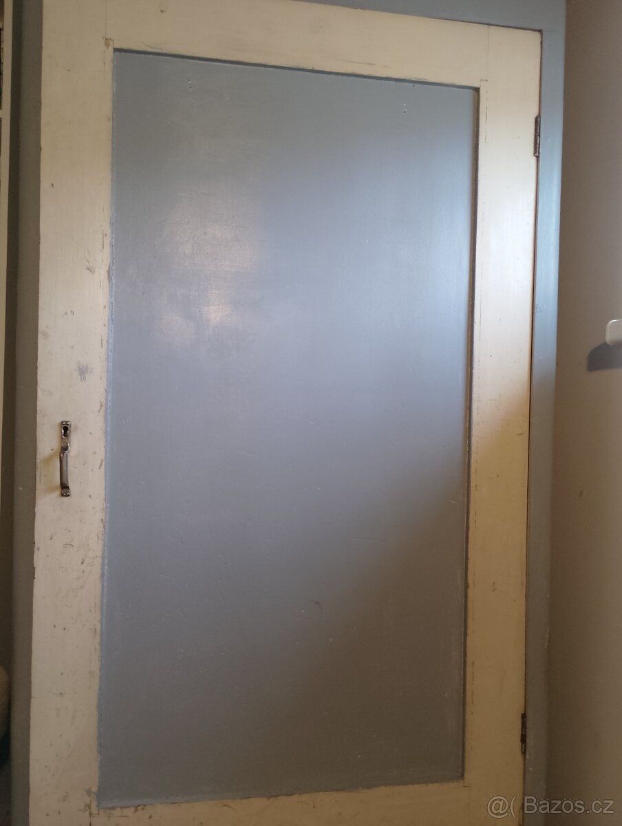 Stará skříň vhodná k renovaci
