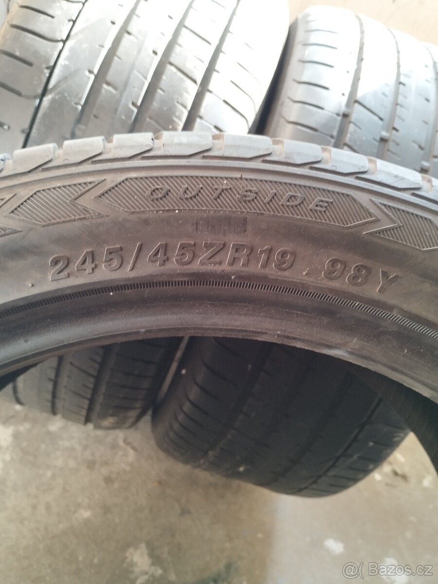 245/45 /19