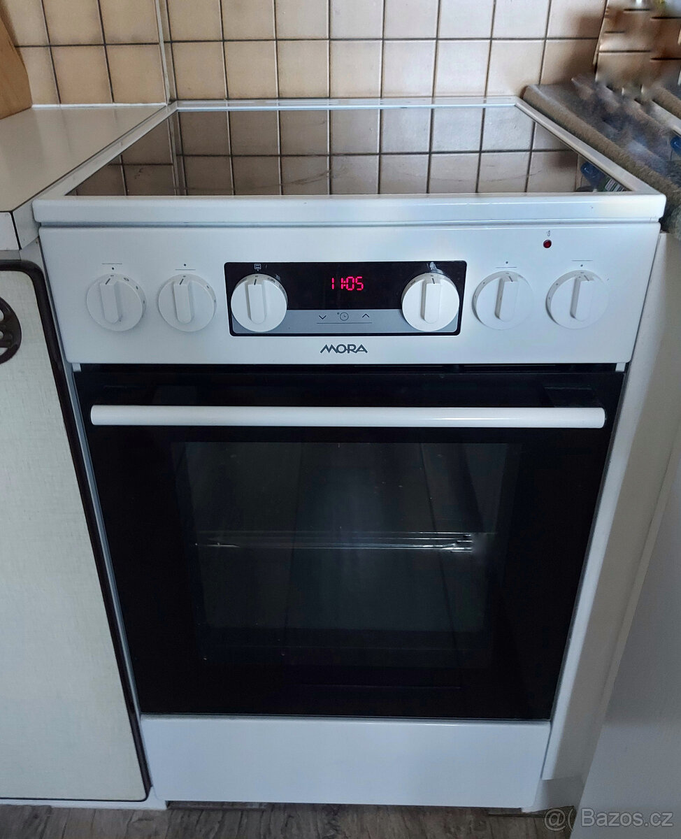 Sklokeramický sporák Mora C 5655 BW – bílý