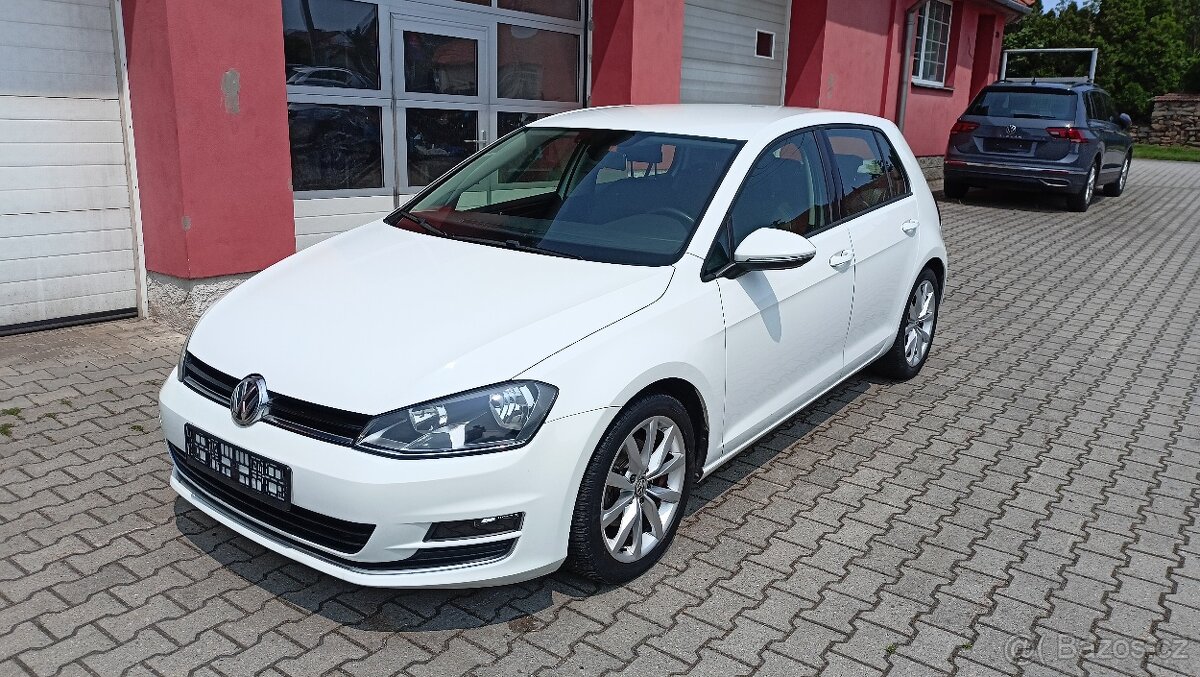 VW GOLF VII 1,4 TSI highline 135tis km pěkný bez koroze