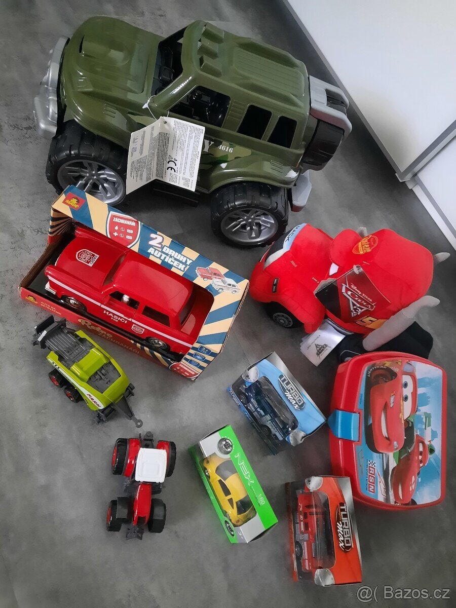 Set autíček