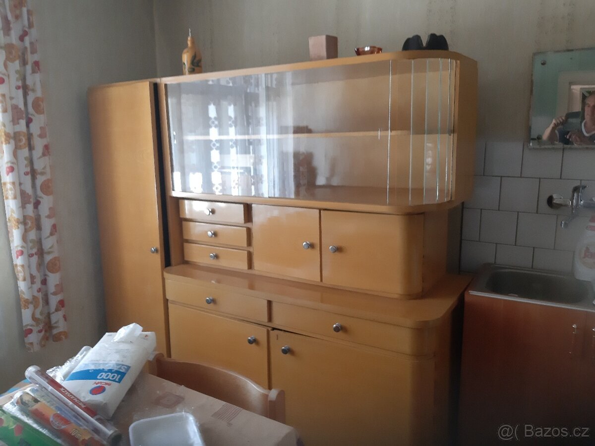 Starožitný kredenc