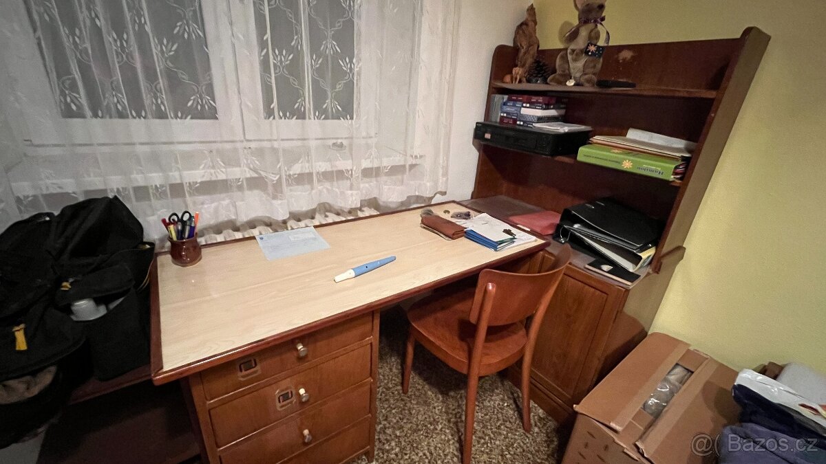 Studentský kout - stůl se zásuvkami, skříňka, poličky.