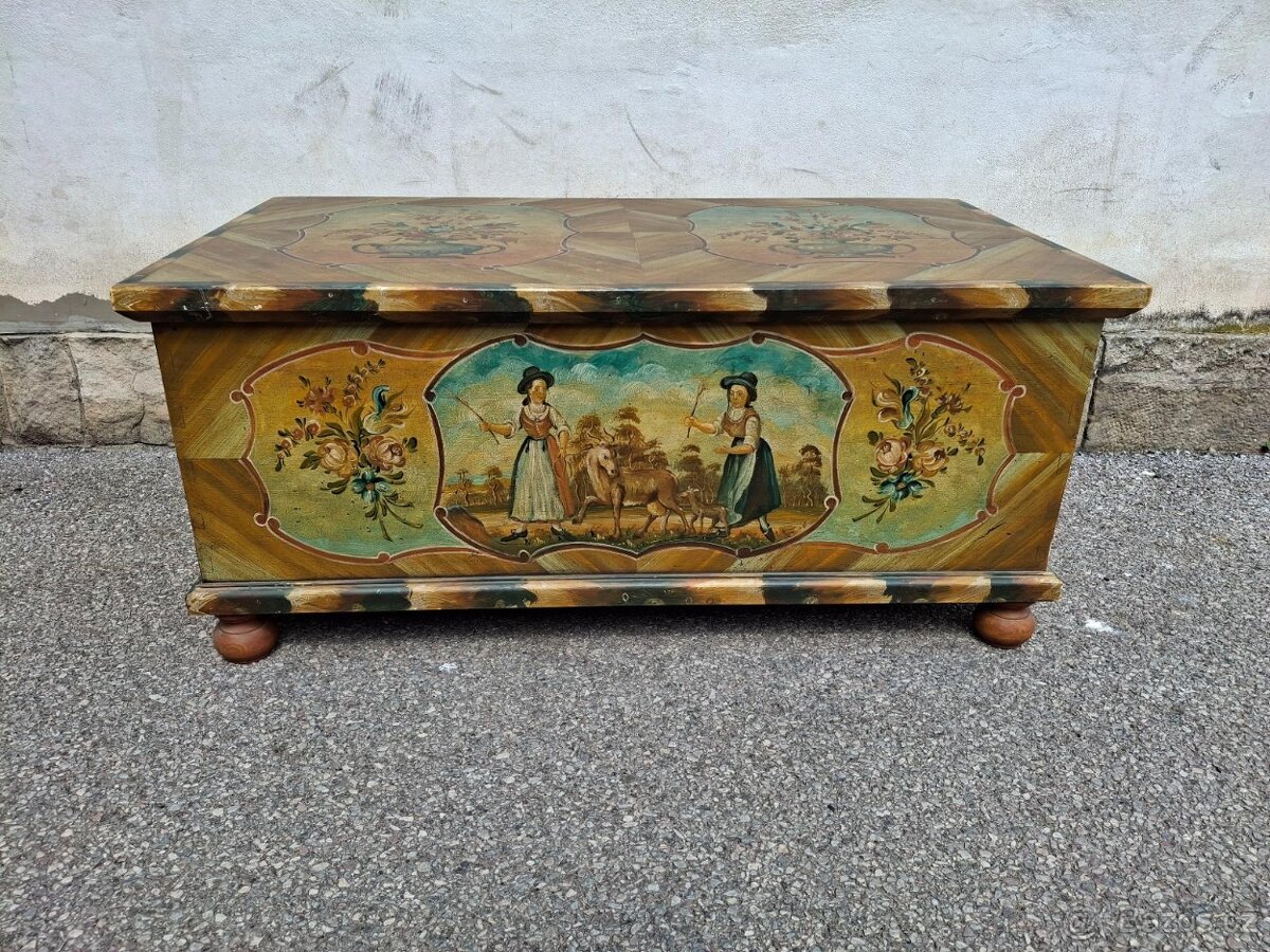 STAROŽITNÁ KRÁSNĚ MALOVANÁ TRUHLA PO RENOVACI