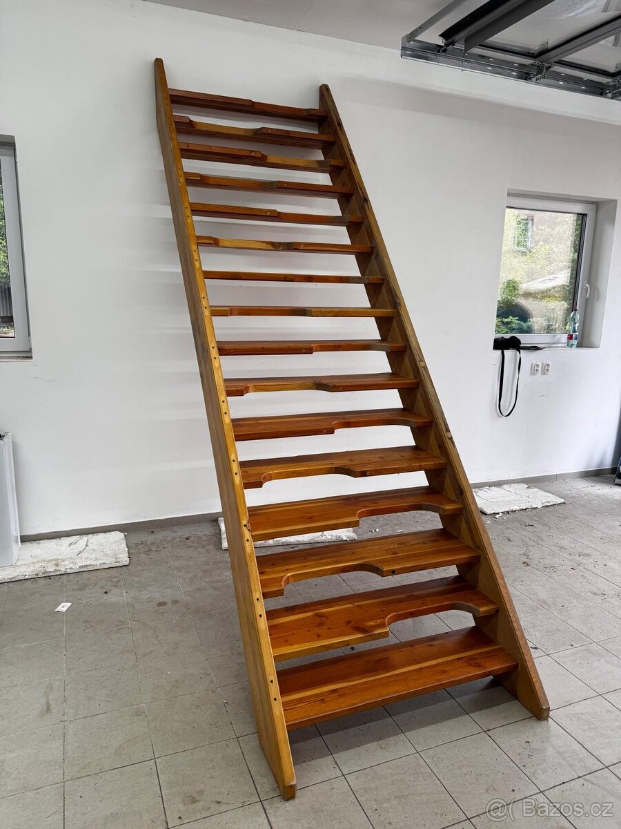 Mlynářské Dřevěné Schodiště se Zábradlím