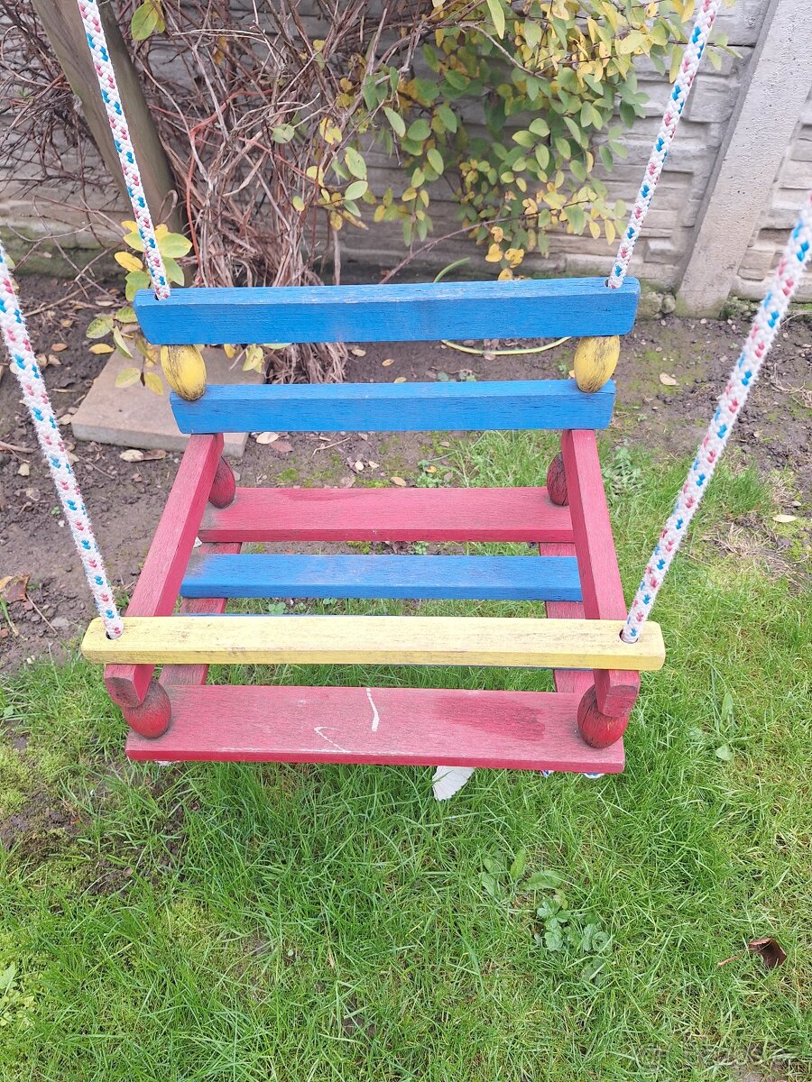 Dřevěná houpačka