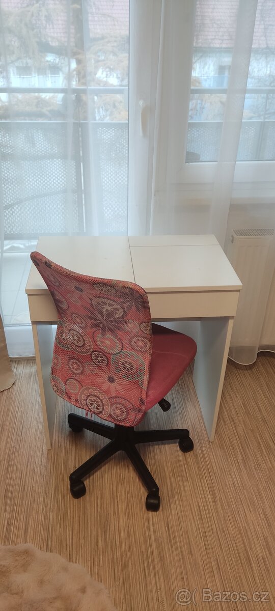 Kosmetický stolek se židlí