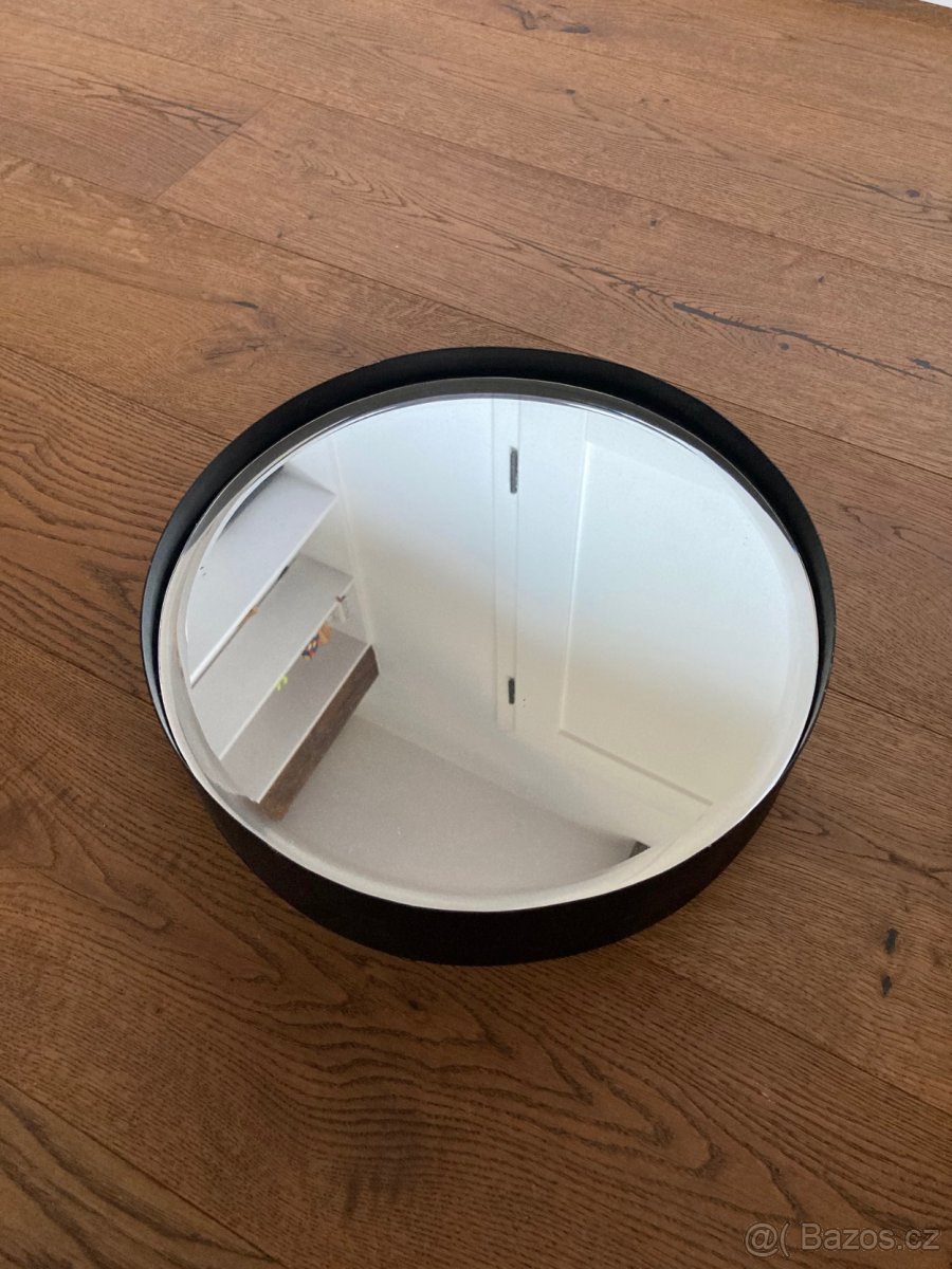 Kovové kulaté zrcadlo