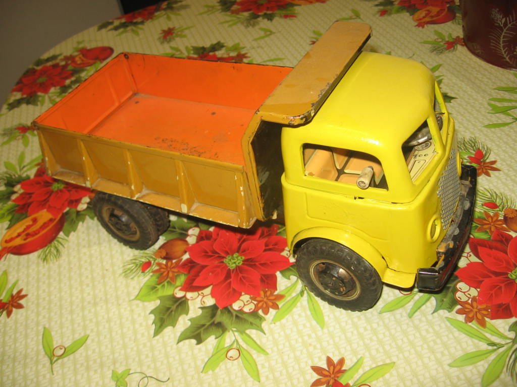 plechove nakladni auto samovyklapeci