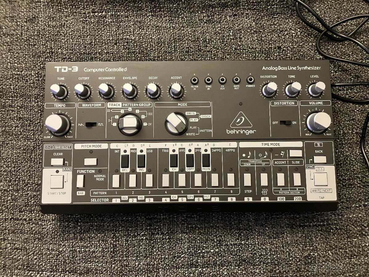 Behringer TD-3 (TD-3-BK) - Bass Line Syntezátor