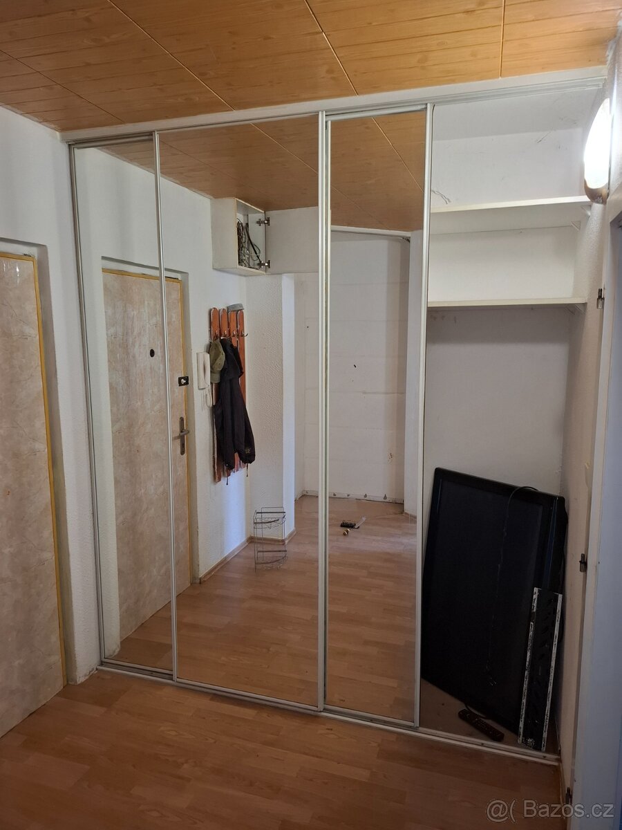 Zrcadlová stěna