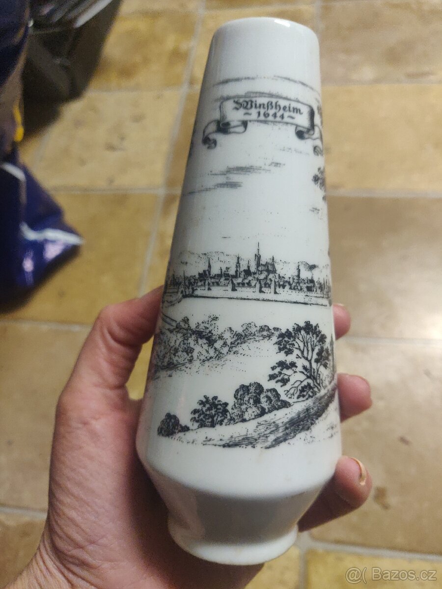 Malá porcelánová váza
